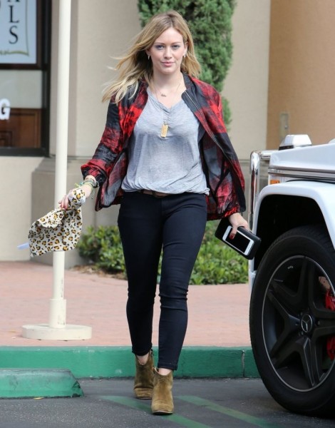 hilary-duff-booty-out-in-los-angeles-october-2014_4