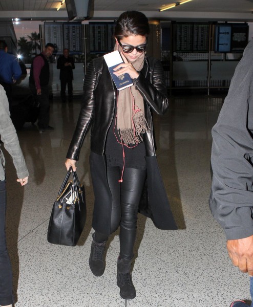 selena-gomez-street-style-at-lax-airport-october-2014_1