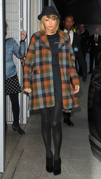 taylor-swift-street-style-out-in-london-october-2014_3