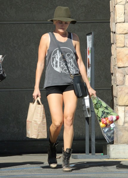 malin-akerman-leggy-in-shorts-at-gelson-s-grocery-shopping-in-beverly-hills_1