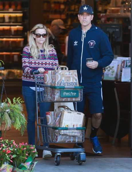 reese-witherspoon-and-her-husband-shopping-at-bristol-farms-in-los-angeles-december-2014_5