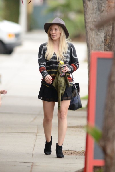 hilary-duff-shows-off-her-legs-in-mini-skirt-out-in-los-angeles-january-2015_3