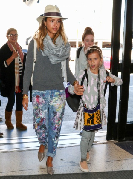jessica-alba-with-her-family-at-lax-airport-december-2014_2