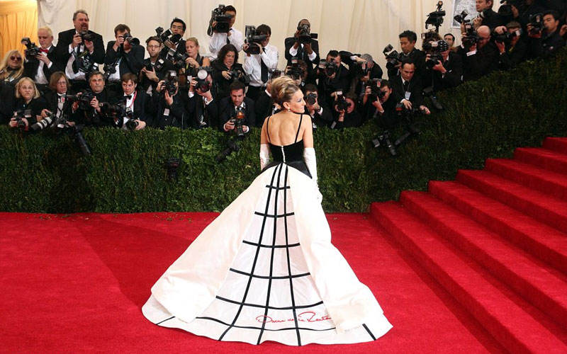 Sarah Jessica Parker in a classic Hollywood gown designed by the late Oscar de la Renta at the 2014 Met Ball